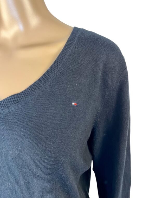 TH-0004_trui-Horses_donkerblauw-Tommy-embleem TH-0004_trui-Horses_donkerblauw-Tommy-embleem